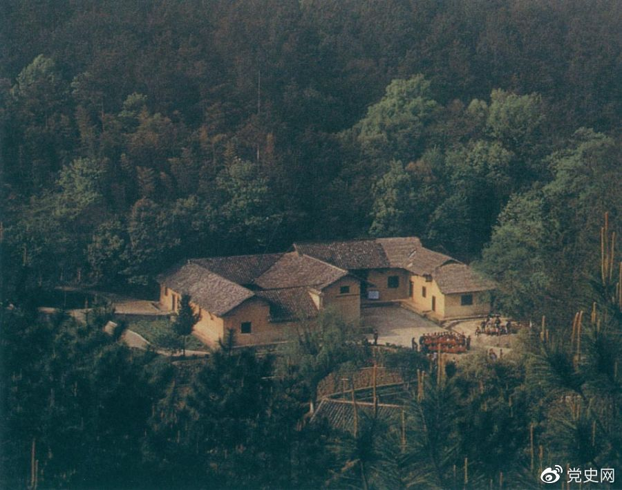 毛澤東故居——湖南省湘潭縣韶山?jīng)_上屋場(chǎng)。1893年12月26日，毛澤東在這里誕生。